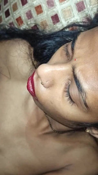 Kayınbiraderi ve baldızın ateşli seksi Hintli baldız sert seks