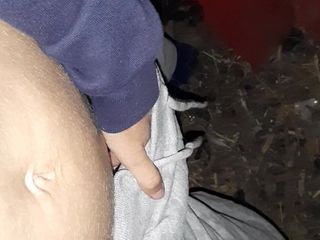 Lesbian-candys: Aku sembunyi di gudang untuk ngentot memekku yang berbulu sampai...