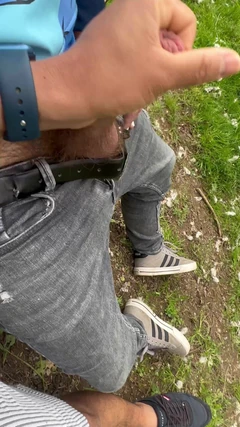 Cowok ini mergokiku di hutan dan berusaha ngentot memek sempitku habis-habisan