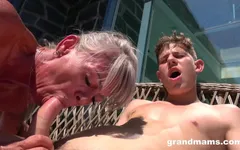 Sexig mormor garvning av mormor
