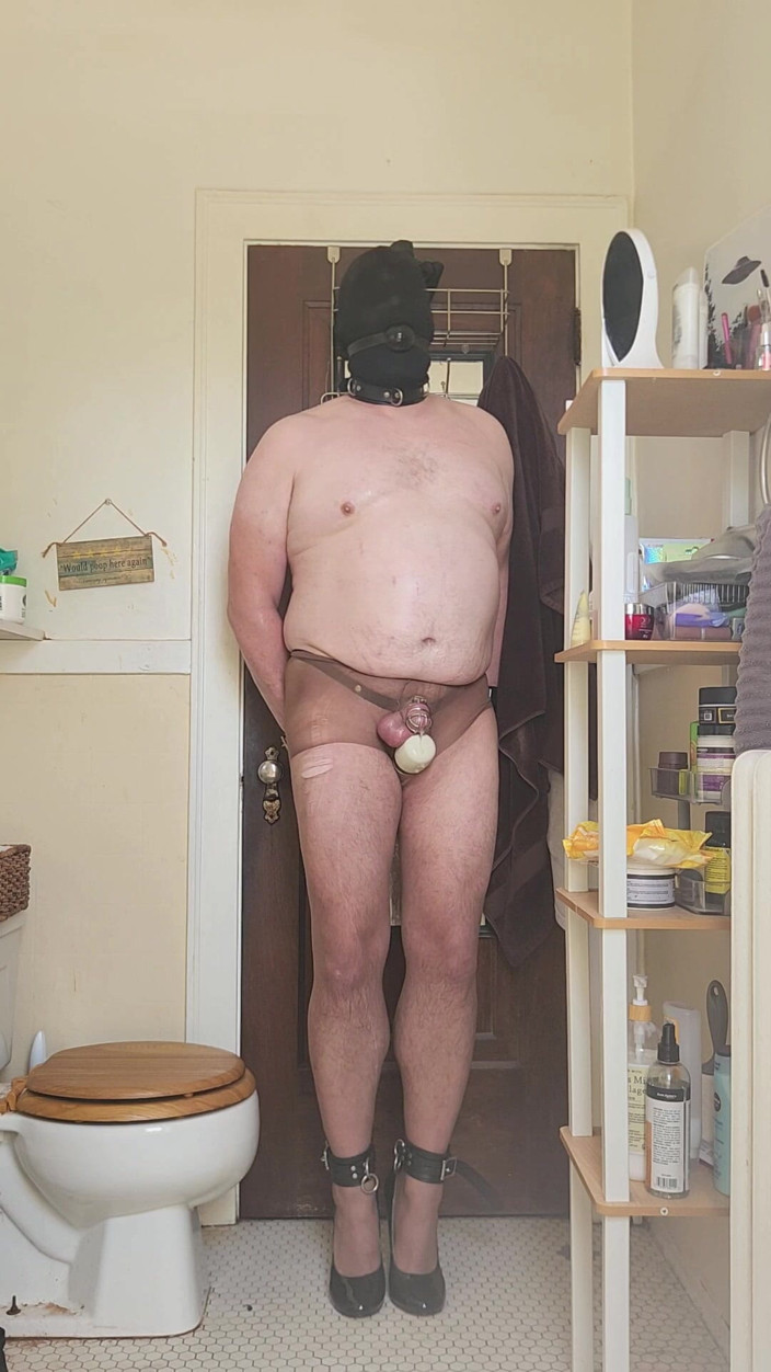 Nyronic: 순결 케이지와 발 뒤꿈치에 핸즈프리 노예
