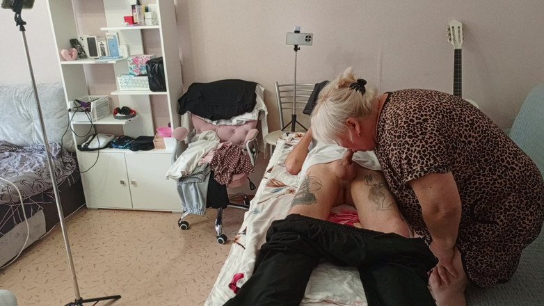 Zona901: Macocha ssie i szarpie mojego penisa na stole do masażu...