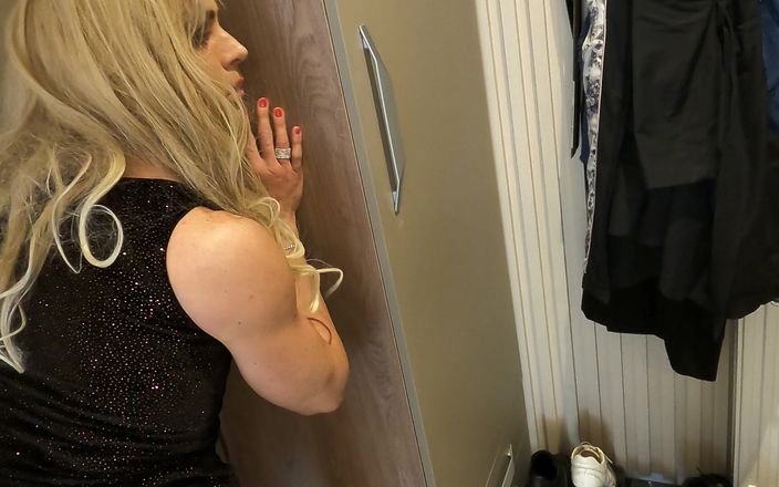 Trixy Sissy Babe: 집에 와서 관심을 받고 싶어하는 Trixy