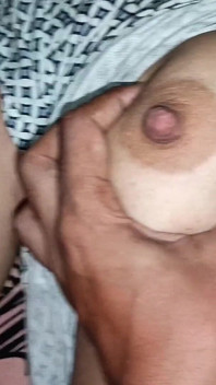 Desi bengali frumoasa mătușă vitregă musulmană, a fost singur acasă, așa că m-a sunat și mi-a dat ocazia de a o fute.