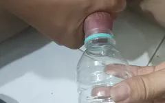पहले लड़के का दूध लेने की कोशिश करें