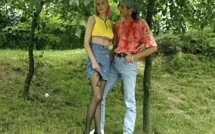 Deutsche Madchen: Een slanke blonde babe uit Duitsland neukt buitenshuis in haar...