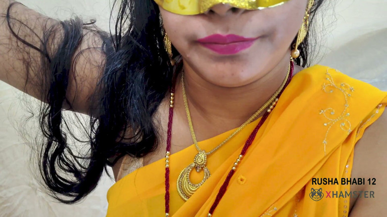 RUSHA BHABI: 小さく柔軟なブロンドの継娘が継父を満足させる