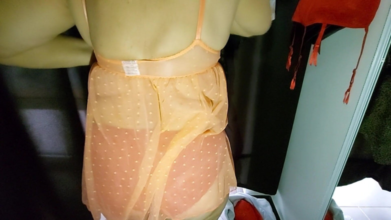 Sexi Ledy: Wanita seksi mencoba pakaian dalam di kamar pas