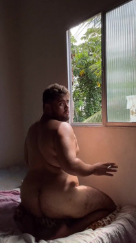 Gay Gros, En Sueur, Secouant, Poils À Quatre Pattes, Roulements Durs Devant En Train De Jouir