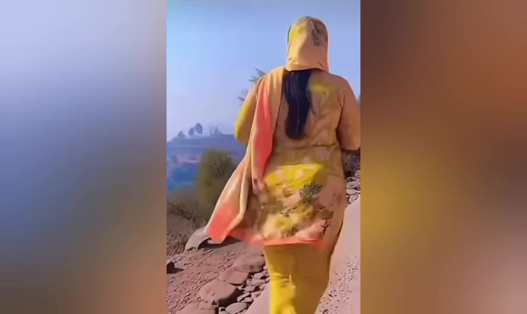 Abida sexy: Hot Aunty Seduces Young Boy Pakistani