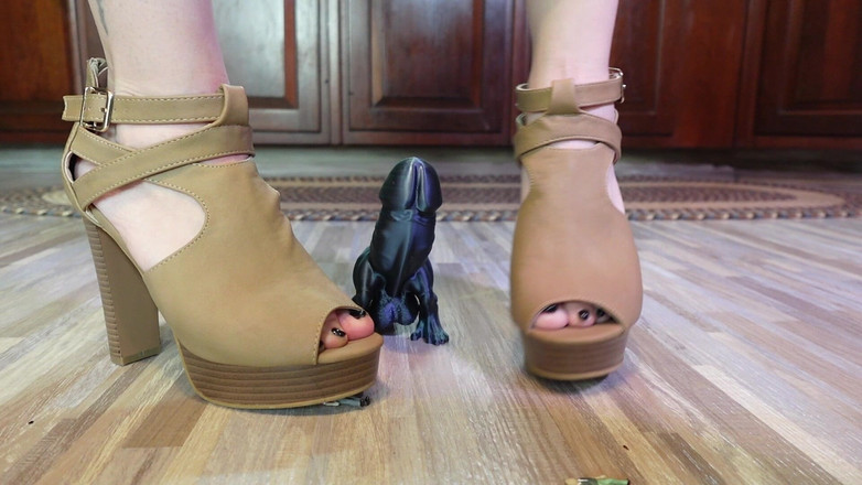 Raven Willow: Stampfen auf Tiny's mit Dino schwanz
