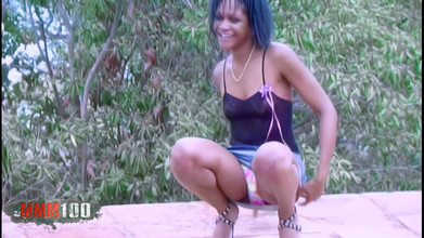 MMM100: Shania fotosession i en övergiven pool med Shania, en fantastisk liten...