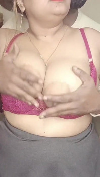 그녀의 가슴에 승진과 사정 정자를 준 후 발정난 상사는 접수원을 매우 나쁘게 떠났습니다.