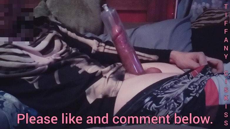 Tiffany Ciskiss: Tiffany bere obrovské xxxl seamonster dildo do hezkého sissy zadku