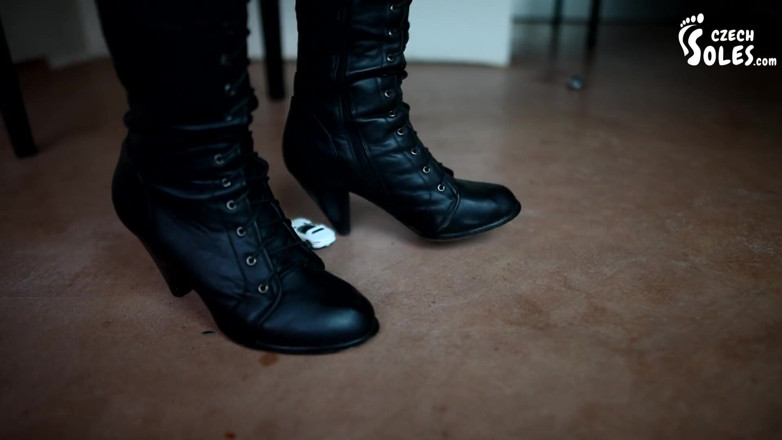 Czech Soles - foot fetish content: Мадам Кіт дробить автомобілі puny під її чоботями