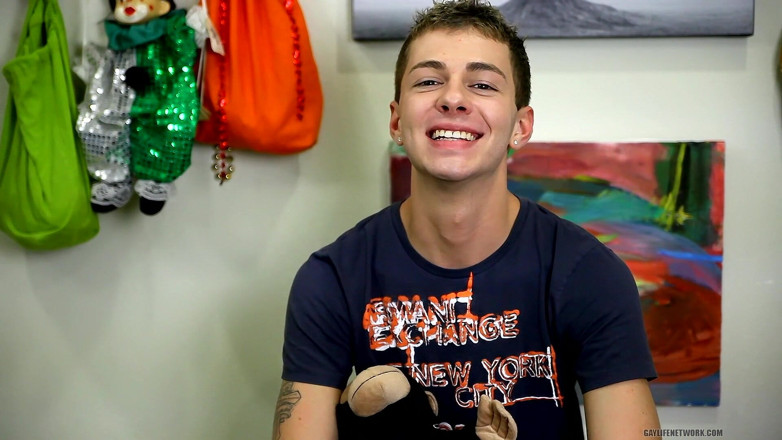 Lollipop Twinks: Twink Describes What He Likes