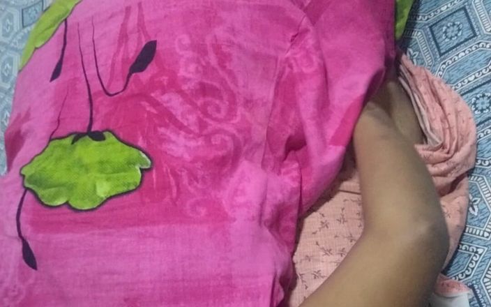Tamil lesbian: Une lesbienne tamoule se fait inaugurer sa chatte sexy