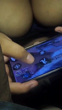 Saya berjalan ke bilik adik tiri saya untuk menonton bermain dengan telefon bimbitnya dan saya tidak dapat membantu tetapi melihat teteknya