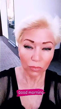 Ruský spisovatel Peter Stone vesele šuká svou zákonnou manželku, slavnou webovou děvku Aimee, před celým světem