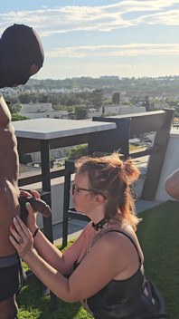 Orta yaşlı seksi kadın koca zenci yarağı tarafından aldatılan kocasının önünde sikiliyor