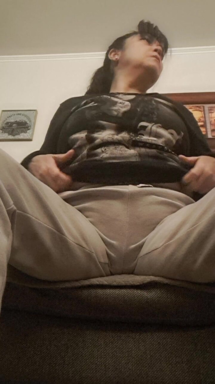 Mommy big hairy pussy: MILf Jerkoff un soffa ensam hemma