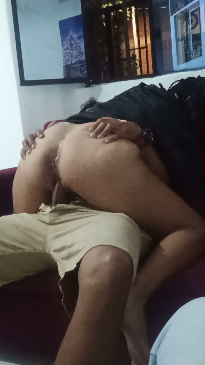 AngyAmazon: ขี่กระทิงของกูในห้องนั่งเล่นต่อหน้าผัวที่เมียมีชู้ของกู