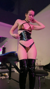 Verehre meinen arsch in latex und stiefeln