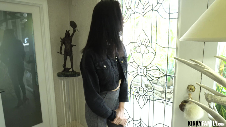 Kinky Family: Ngentot saudara tiri sebelum pesta