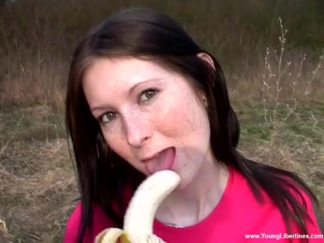 Young Libertines: Piknik seks dengan pisang dan kontol