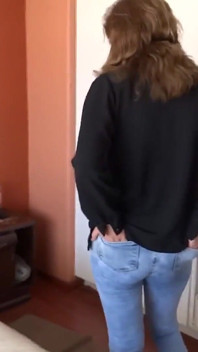 Debout, je commence à me toucher la chatte en les regardant se branler devant moi