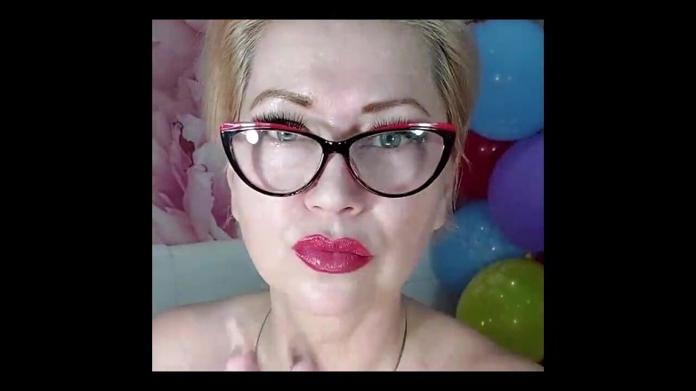 AimeeParadise: Dildoing de uma cadela madura em um fundo de balões...