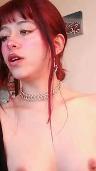 Lationa cu un corp perfect se masturbează în camera ei când este singură într-un Tiktok Live