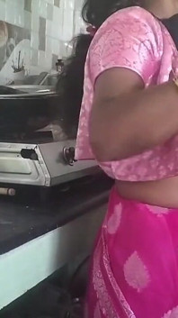 Kongkek duduk di dapur Tamil