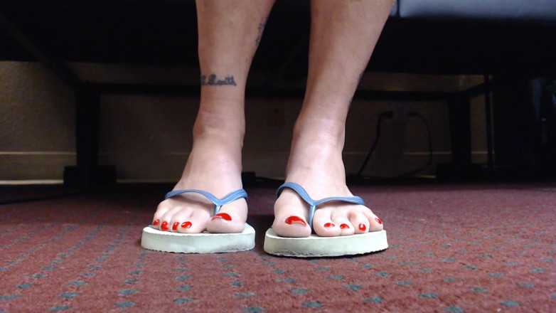 Abby Anna: Lindas unhas vermelhas em chinelos