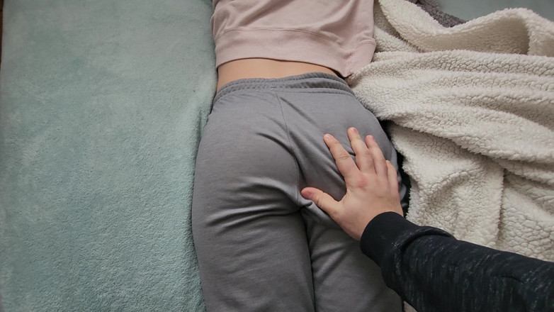 Mimiandevan: Touching hot roommate