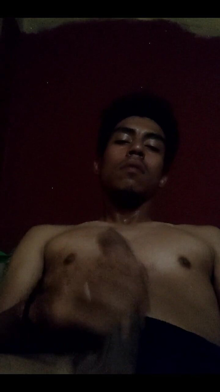 AlexAlejandro13: 大鸡巴弹出超级美味的精液