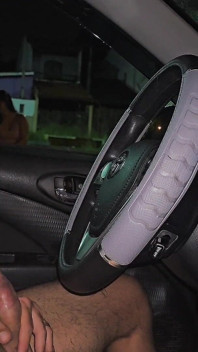 Maklumat di jalan untuk dua gadis seksi yang berada di perhentian bas!
