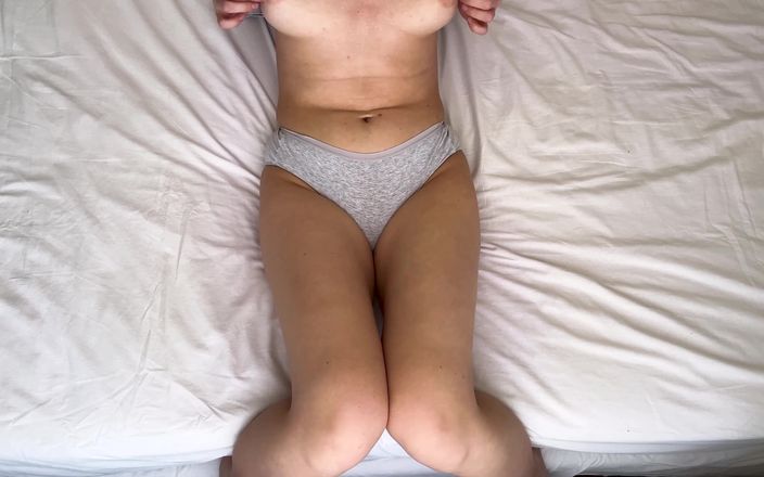WowMarie: Aku lagi asik fingering beceknya sambil pakai jari di celana...