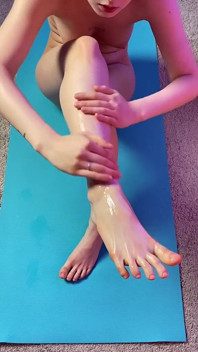 Fac yoga cu întindere cu corpul meu uns!