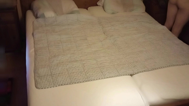 Mark Hannes: Masturbace v punčochách Hum