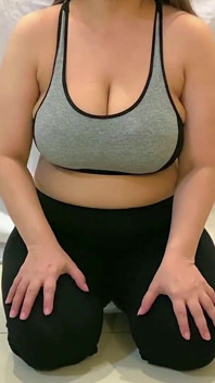 MILF mit dicken titten spielt mit ihren großen nippeln und dicken möpsen