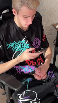 Милий twink обслуговує хлопця з великим членом, частина 1
