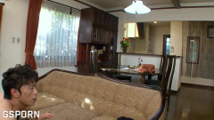 Go Sushi: 别致的日本熟女帮助男人的热辣性爱和热辣内射