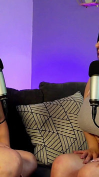 2 filles latines se mangent leurs gros nichons à la fin du podcast