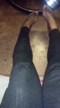 Lange benen dikke dijen mooie voeten femboy voetfetisj