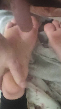 O Okurken Arkadaşlarının Ayak Tabanlarıyla Oynuyor.