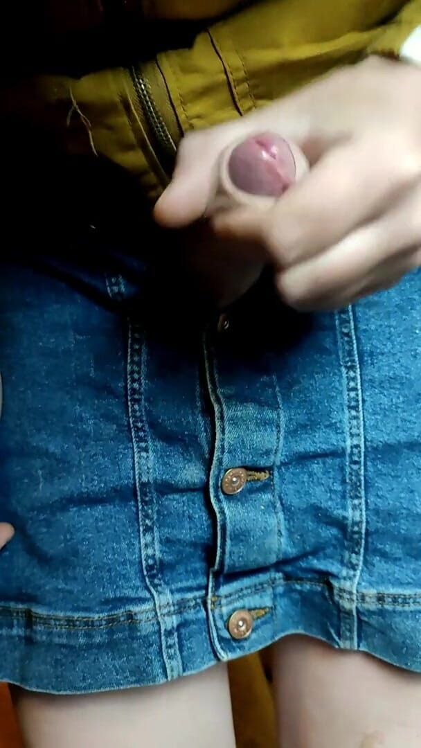 Sara B: Sega e sborrata in gonna di jeans