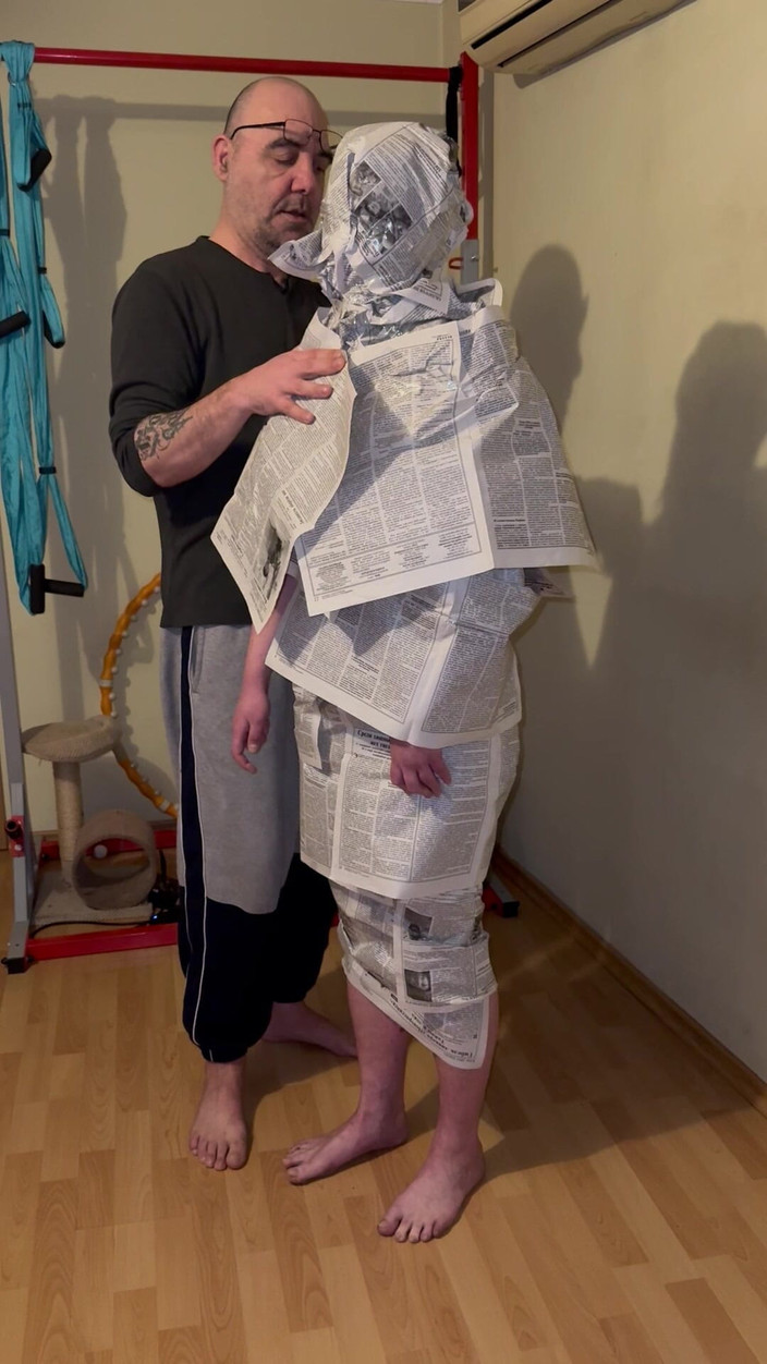 Elena917: Krantenfetisj - me in de krant wikkelen