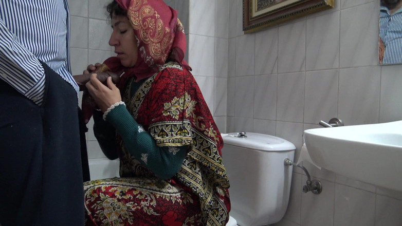 Souzan Halabi: Kurdská babička saje afrického imigranta, aby se vystříká do zralých úst