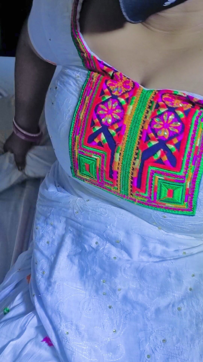 ShrutiLiveCum: 白色连衣裙，印度德西继母，饥渴的心情，9英寸的假阳具阴道内射和凉爽的身体印地语下流话shrutilivecum